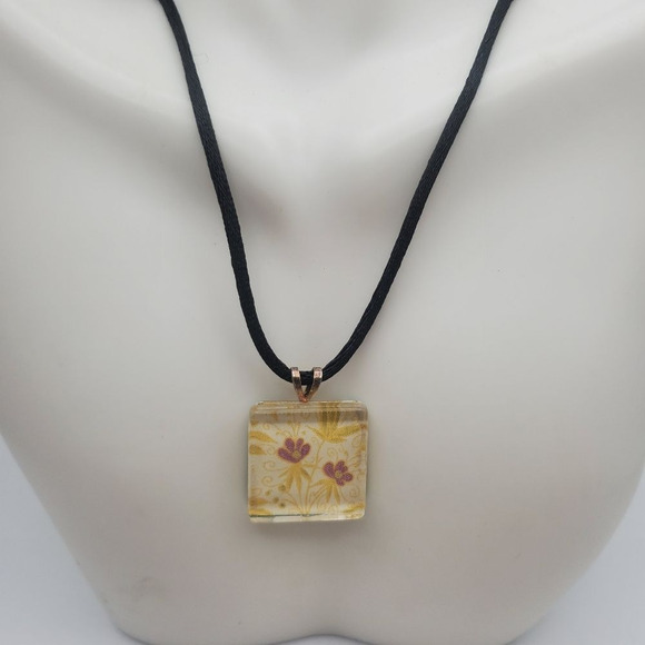 Cottagecore floral scene necklace - Picture 1 of 3